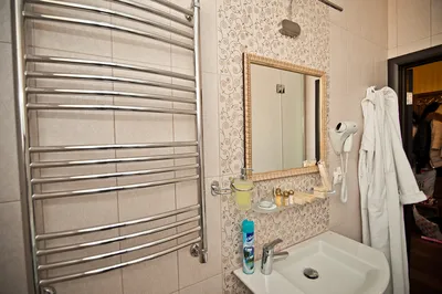 Полотенцесушитель над ванной, создающий комфортную атмосферу в ванной комнате