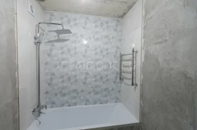 Фото полотенцесушителя над ванной в 4K разрешении