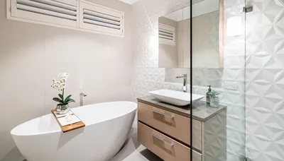 Полотенцесушитель над ванной с простым и элегантным дизайном