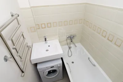 Фотография полотенцесушителя над ванной в Full HD разрешении
