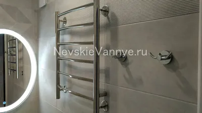 Фото полотенцесушителя водяного в стильной просторной ванной комнате