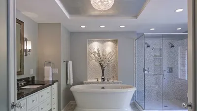 Творческий взгляд: потолочные светильники в интерьере ванной