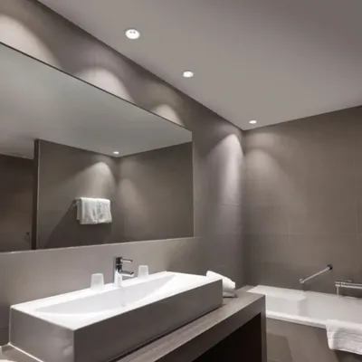 Ванная комната: потолочные светильники в интерьере