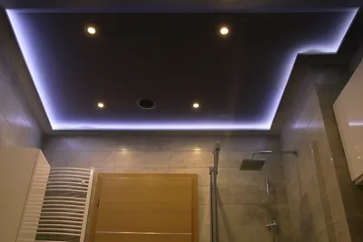 Современные фото потолочных светильников в ванной комнате