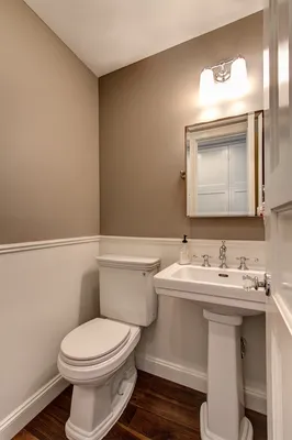 Фото потолочного плинтуса в ванной в Full HD качестве