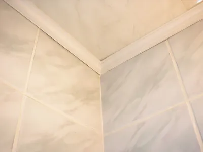 Новое фото потолочного плинтуса в ванной комнате