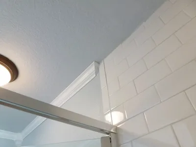 Скачать фото потолочного плинтуса в ванной комнате