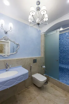 Идеи использования потолочного плинтуса в ванной