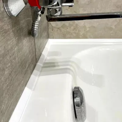 Идеи использования потолочного плинтуса в ванной