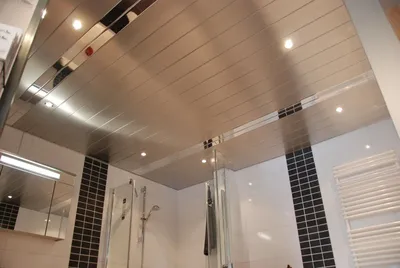 Фото ванной комнаты с потолочным плинтусом