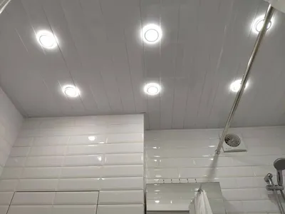 Скачать фото потолка в ванной комнате из пластиковых панелей в формате JPG