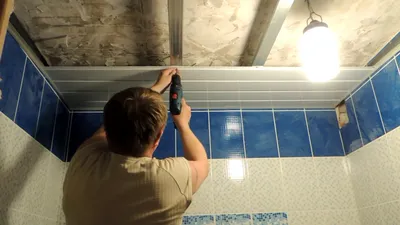 Изображение потолка в ванной комнате из пластиковых панелей в HD качестве
