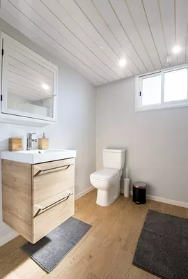 Вдохновение для потолка в ванной комнате из пластиковых панелей