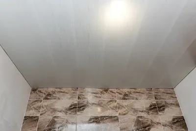 Идеи для создания уютного потолка в ванной комнате из пластиковых панелей