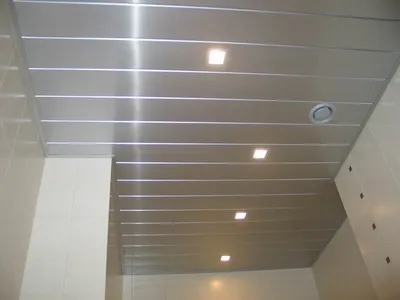 Как выбрать идеальный потолок в ванной комнате из пластиковых панелей: фото примеры