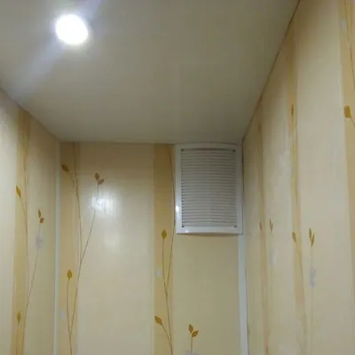 Как создать эффектный потолок в ванной комнате из пластиковых панелей: фото примеры