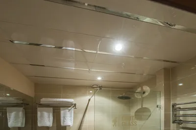 4K фото потолка в ванной комнате из пластиковых панелей