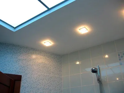 Картинка потолка в ванной комнате из пластиковых панелей в хорошем качестве
