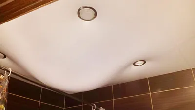 Потолок в ванной с деревянной отделкой - фото