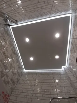 Потолок в ванной с натуральным камнем - фото