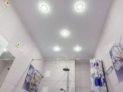 Фото потолка в ванной 2024 года