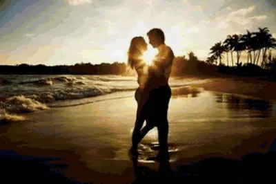 Романтический момент: поцелуй на фоне восхода солнца