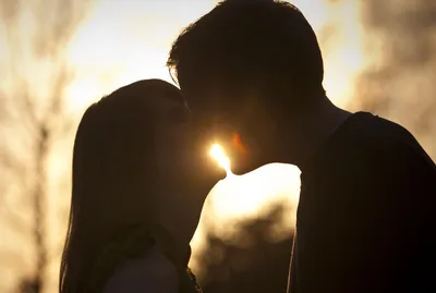 Изображение заката с чувственным поцелуем