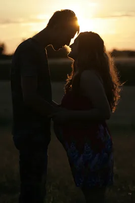 Фото заката в Full HD разрешении с романтическим поцелуем