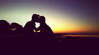 Скачать бесплатно фото заката с поцелуем