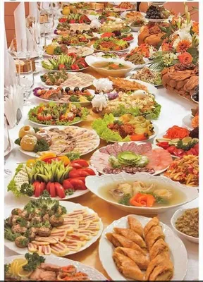 Праздничного стола с едой  фото