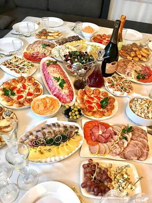 Изображение праздничного стола с едой в формате PNG