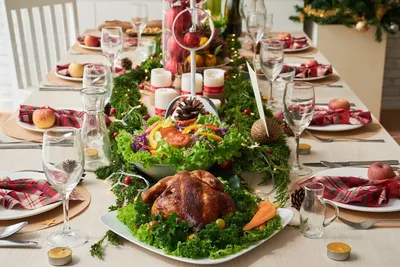 Изображение праздничного стола с нежными ароматами и разнообразием вкусов