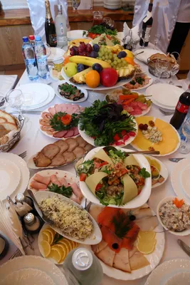 Изображение праздничного стола с богатым праздничным меню и выдержанными вкусами