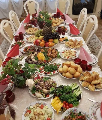 Праздничного стола с едой фотографии