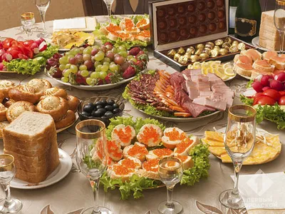Фото праздничного стола с разноцветными блюдами