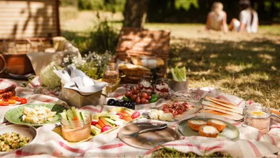 Фото праздничного стола на природе со множеством блюд