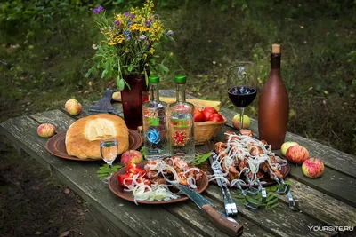 Фотография праздничного стола на природе с разнообразием кулинарных изысков