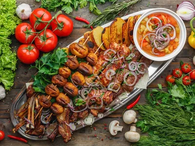 Фотография праздничного стола на природе с разнообразными кулинарными вариантами для вдохновения