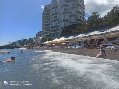 Приморский пляж Ялта: фотографии, отражающие красоту и уникальность этого места отдыха.