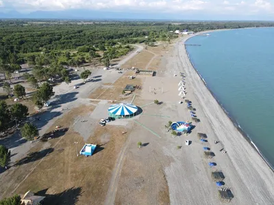 Исследуйте Приморское абхазия пляжа через объектив фотокамеры