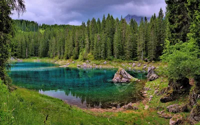 Зеркальное волшебство: красота озера отражается в воде