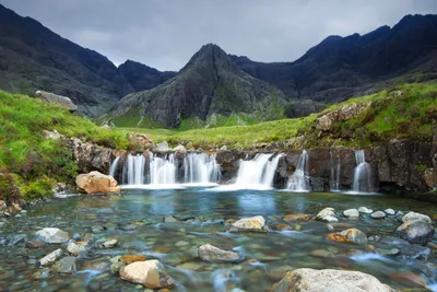 Шумное убежище в пламени зелени: фото живописного водопада.