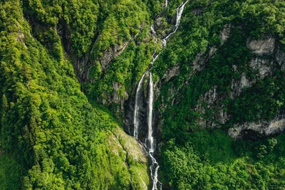 Фотография водопада: обои на телефон в 4K разрешении