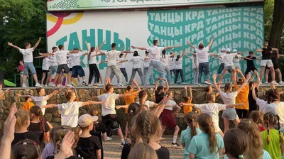 Фотография танцора в позе брейк-данса