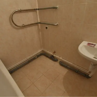 Фото ванной комнаты с прорванной трубой в формате WebP