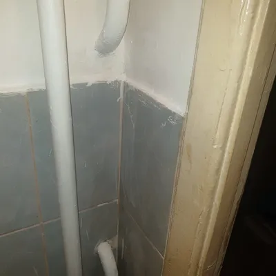 Изображение прорванной трубы в ванной в формате JPG