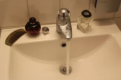 Фото ванной комнаты с прорванной трубой в хорошем качестве