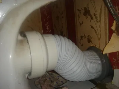 Изображение прорванной трубы в ванной в формате WebP