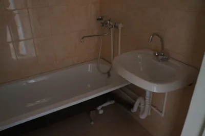 Фото ванной комнаты с прорванной трубой в Full HD качестве