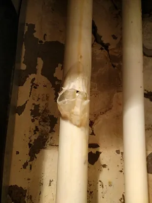 Фото прорванной трубы в ванной в высоком разрешении